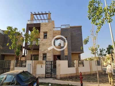 4 Bedroom Villa for Sale in New Cairo, Cairo - Stand alone villa for sale in Taj City Compound, New Cairo