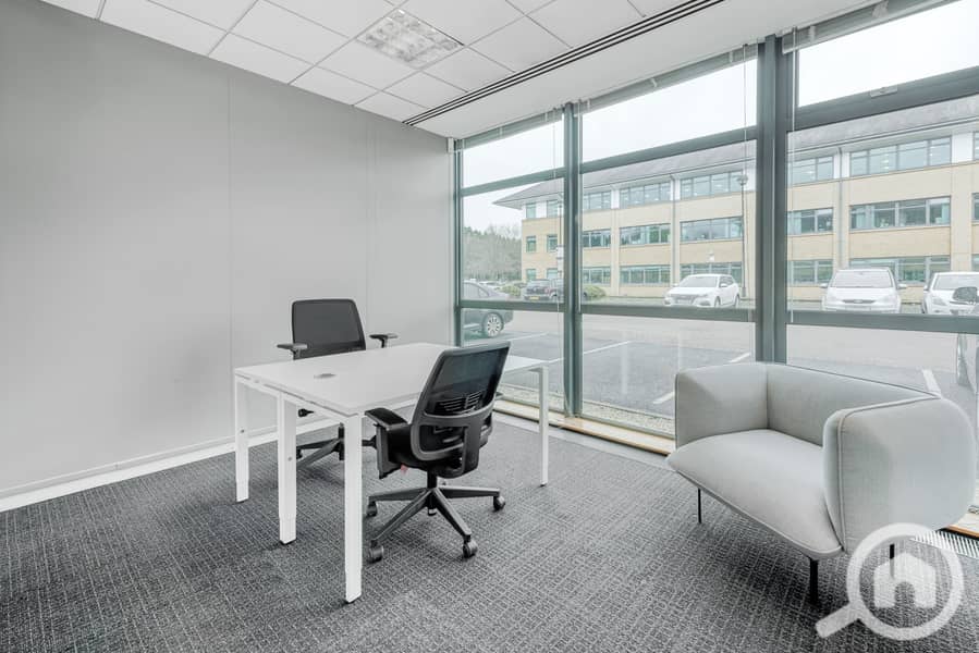 10 Regus Quatro House 216 Frimley UK Small Office - copia. jpg