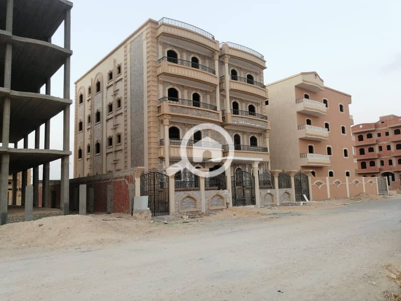 For Sale منزل تشطيب كامل جاهز على السكن اربع ادوار موقع متميز جدا على الخدمات وحديقة وباركينج على مساحة 3000م فى المجاورة 94