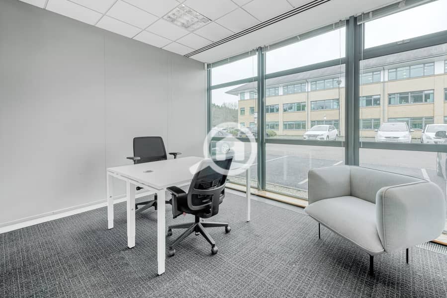 10 Regus Quatro House 216 Frimley UK Small Office - copia. jpg