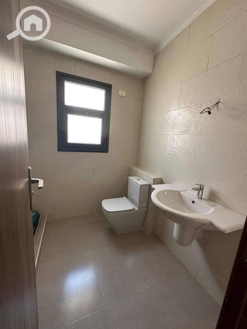 4 9edb6789-52e6-41f9-89b9-f438293d62a9. jpg