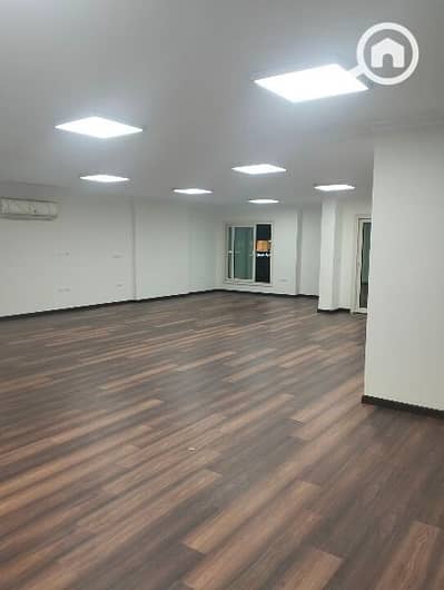 Office for Rent in Nasr City, Cairo - مكتب اداري 400م بشارع مكرم عبيد الرئيسي بالتكييفات بتشطيب الترسوبر لوك
