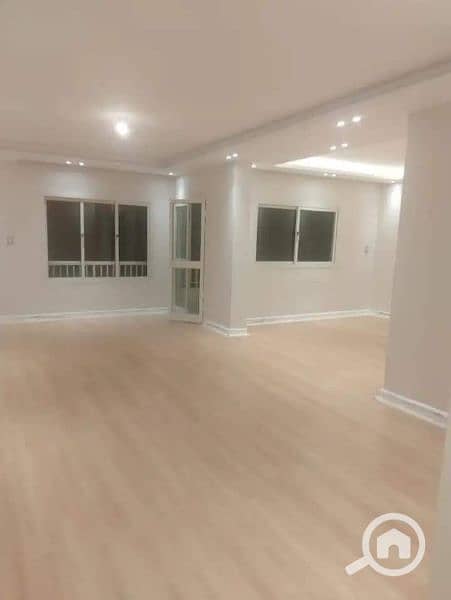 مقر مرخص ادارى 1000م ارضى واول بشارع متفرع من عباس العقاد ببرج حديث