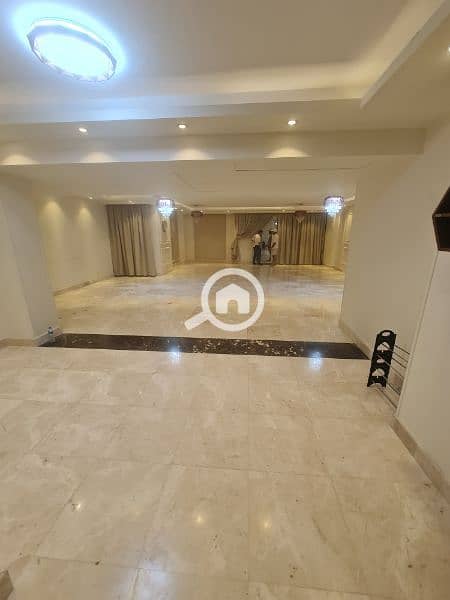 دور كامل اداري 700م بشارع مكرم عبيد الرئيسى بالتكيفات ببرج اداري وحديث