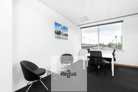 مکتب  للايجار في الجونة، البحر الأحمر - Regus Arlington Square (298) Bracknell UK Office - Venture House. jpg