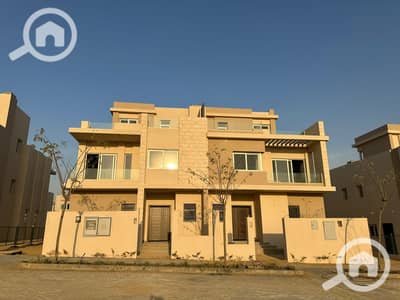 5 Bedroom Townhouse for Sale in 6th of October, Giza - b8b47172-fb73-459b-94ed-3fa97f0a37ba. jpeg