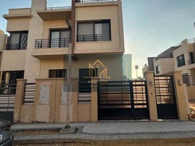 4 Bedroom Twin House for Sale in Sheikh Zayed, Giza - a4eff739-1b09-45fe-be19-539c24513dc8. jpg