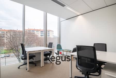 مکتب  للايجار في 6 أكتوبر، الجيزة - Spaces 132 Boulevard Michelet 5780 Marseille France Large Office 1. jpg