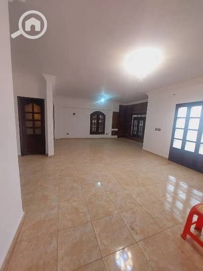 Office for Rent in New Cairo, Cairo - شقة للايجار اداري للشركات مساحة 200 م علي محور رئيسي في التجمع الخامس