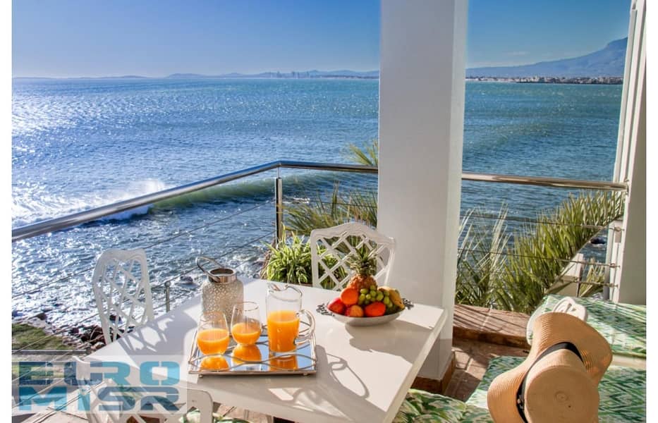 12 Seaside1-Luxury_suite_with-balcony_spa_bath_and_sea_view-7539. jpg