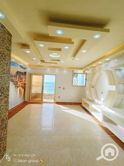 2 Bedroom Flat for Sale in Nakheel, Alexandria - شقه للبيع أول عمارة على البحر مباشرة فى شاطئ النخيل بسعر لؤطة 1300000