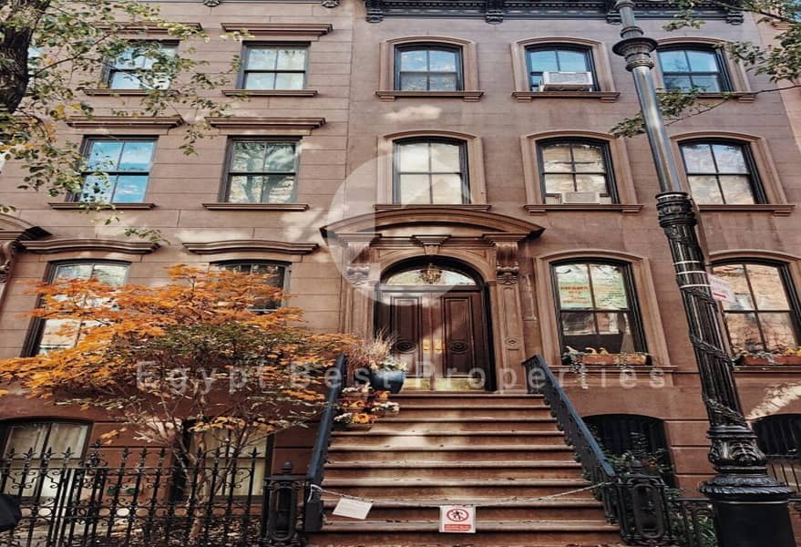 4 Carrie-Bradshaw-Apartment-768x1024. jpg