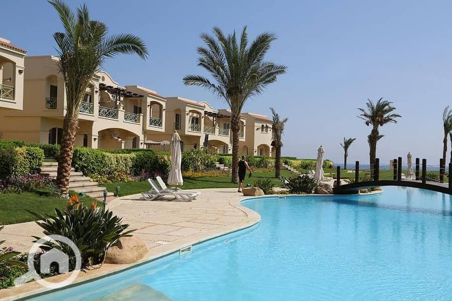 7 Swimming-pools-in-La-Vista-Topaz. jpg