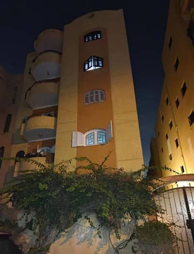 أرض سكنية  للبيع في 6 أكتوبر، الجيزة - عمارة للبيع من المالك مباشرة في حي الرابع 6 اكتوبر