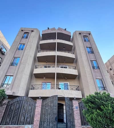 Residential Land for Sale in New Cairo, Cairo - عمارة للبيع بارقى مناطق التجمع الخامس