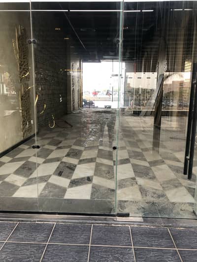 محلات تجارية  للايجار في القاهرة الجديدة، القاهرة - 210 SQM Shop for rent in 90 street