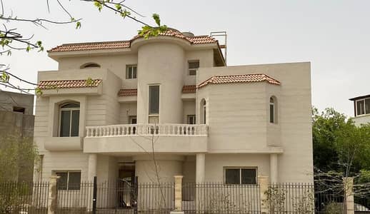 فیلا 5 غرف نوم للبيع في الشيخ زايد، الجيزة - فيلا مميزة فى قلب الشيخ زايد تطل على اركان بلازا