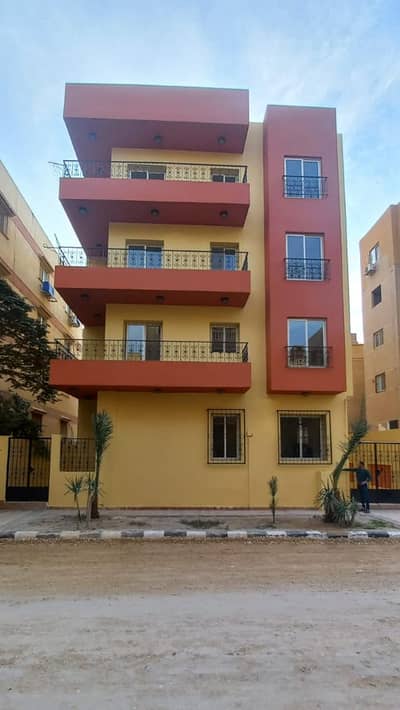أرض سكنية  للبيع في 6 أكتوبر، الجيزة - عمارة كاملة في اكتوبر للبيع