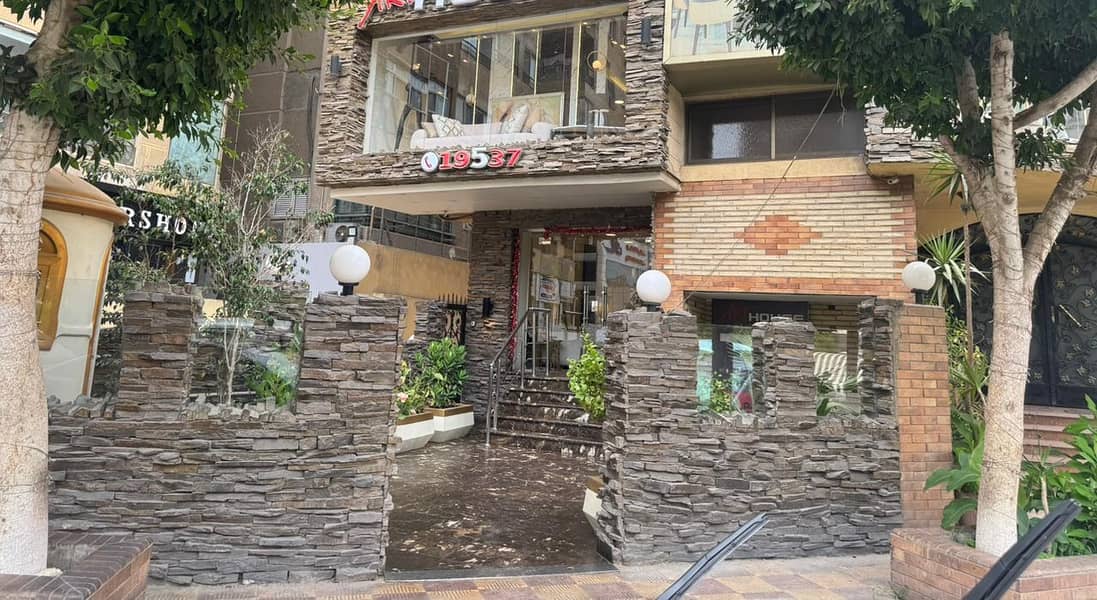 محل دورين بأرض الجولف شغال 10 سنوات معرض موبيليا مشهور