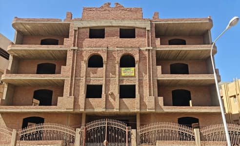 أرض سكنية  للبيع في العبور، القاهرة - عمارة على ارض ٨٣٠ متر بالحي الاول بالعبور