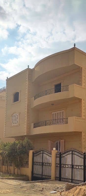 أرض سكنية  للبيع في 6 أكتوبر، الجيزة - منزل للبيع في غرب سوميد
