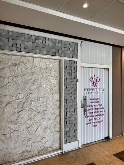 Retail for Rent in New Cairo, Cairo - محل للايجار، يصلح كوافير رجالى او حريمى او شركة سياحة او صرافة