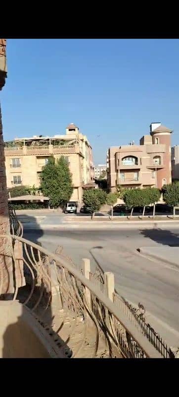 4 Bedroom Villa for Sale in New Cairo, Cairo - فرصة بالتجمع الخامس فيلا مساحه ٥٨٠م في الحي الاول ناصيه على فيو حديقه