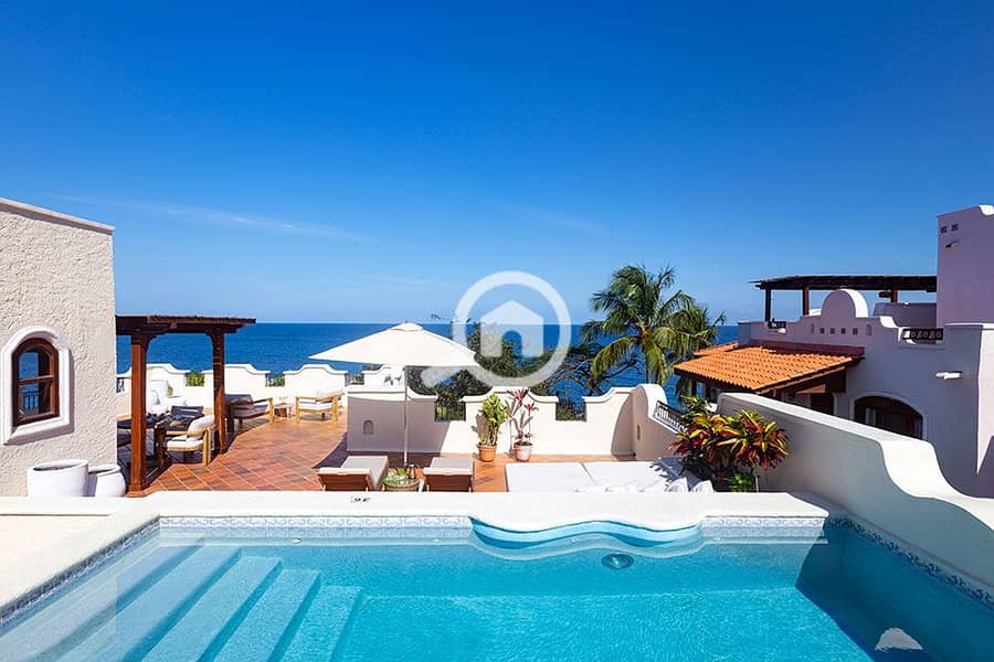 4 Rooftop-Pool. jpg