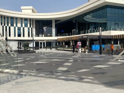 Retail for Rent in Sheikh Zayed, Giza - محل مميز على واجهة المحور 55 متر في سنترادا بلازا
