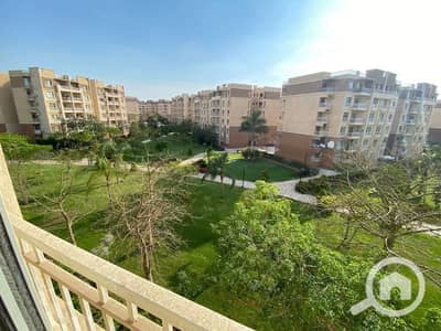 4 Bedroom Flat for Sale in Madinaty, Cairo - شقه للبيع في مدينتى 211متر من اكبر النماذج دور ثالث فيو وأيد جاردن B11