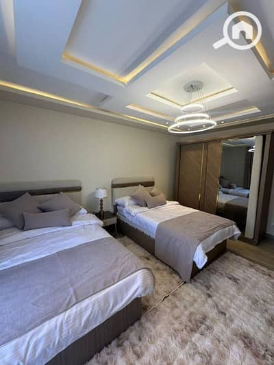 3 Bedroom Apartment for Sale in New Cairo, Cairo - شقة للبيع متشطبة بالفرش والأجهزة بجوار الجامعة الأمريكية و ميفيدا