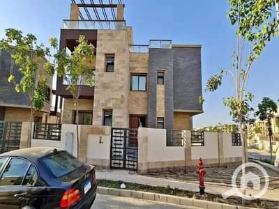 فیلا 4 غرف نوم للبيع في القاهرة الجديدة، القاهرة - فيلا مستقلة للبيع بخصم 30% للكاش في نوبل التجمع الخامس
