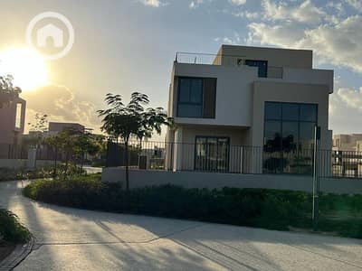 تاون هاوس 4 غرف نوم للبيع في هليوبوليس الجديدة، القاهرة - فيلا في سوديك ايست متشطبه بالكامل و تقسيط علي 10 سنين