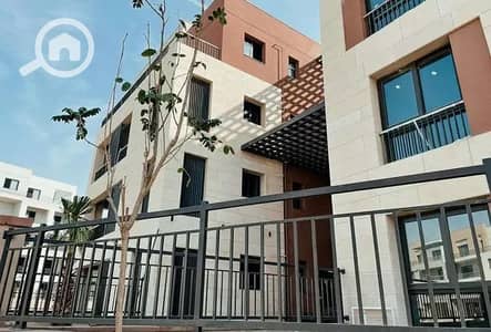 تاون هاوس 3 غرف نوم للبيع في القاهرة الجديدة، القاهرة - استلم فورا فيلا تاون في ديستركت 5 التجمع الخامس