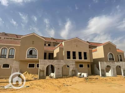 4 Bedroom Townhouse for Sale in Shorouk City, Cairo - فيلا علي طريق السويس مباشرة باقل سعر في إيفي ريزيدنس في الشروق وبتقسيط