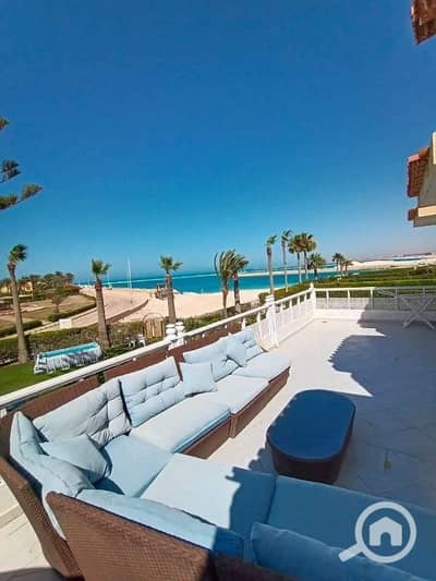 5 Bedroom Villa for Sale in North Coast, Matruh - فيلا صف أول علي البحر مباشرة للبيع فى هاسيندا ووترز من بالم هيلز