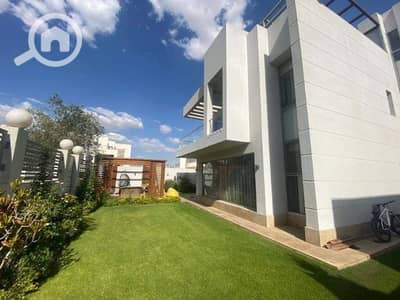 6 Bedroom Townhouse for Sale in Sheikh Zayed, Giza - فيلا للبيع لضرورة لقطه دقايق من ميدان جهينة داخل كمبوند كليوباتراسكوير