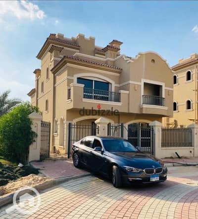 تاون هاوس 4 غرف نوم للبيع في مدينة الشروق، القاهرة - من المالك تاون هاوس للبيع استلام فوري من لافيستا الباتيو5 ايست