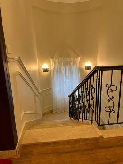 5 Bedroom Villa for Rent in New Cairo, Cairo - ڤيلا منفصلة ناصية مفروشة فرش جديد وتشطيب مميز بالرحاب اول سكن