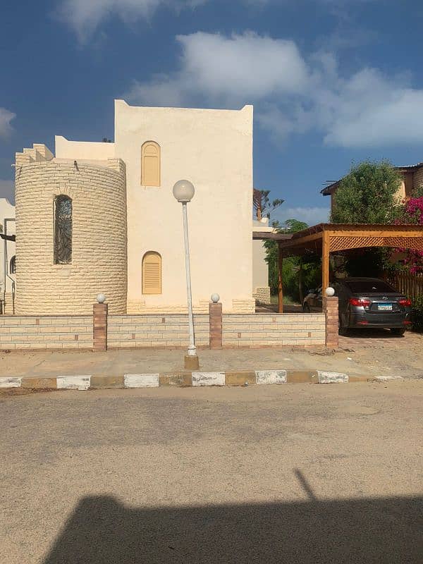 فيلا دور و روف مكيفة بحديقتين بالساحل الشمالي قرية المرجان