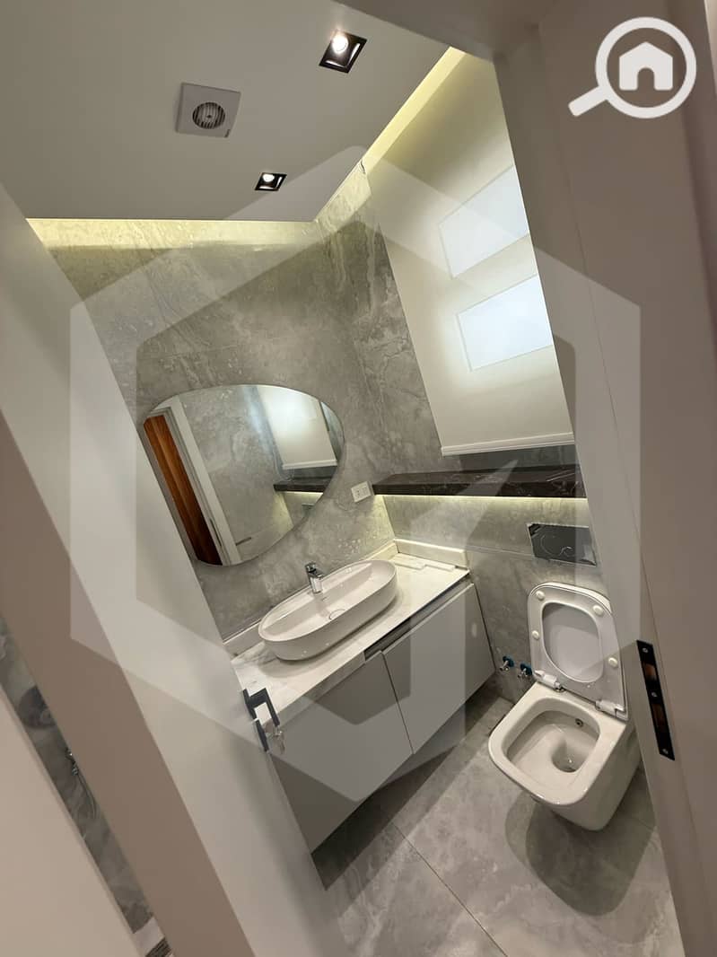 19 The Crown 19. jpg