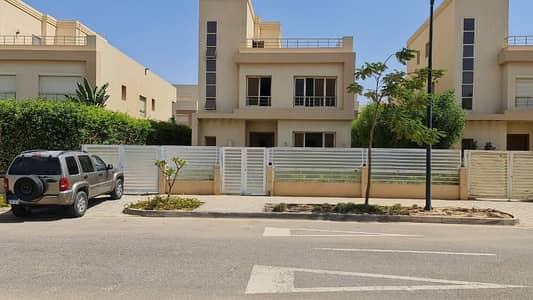 فیلا 5 غرف نوم للايجار في 6 أكتوبر، الجيزة - فيلا مستقله للايجار في كمبوند جراند هايتس تكييفات ومطبخ ودريسينج جاهزه