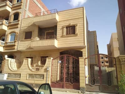 Residential Land for Sale in Shorouk City, Cairo - للبيع بالشروق 276م منطقة النوادى مكونة من بدروم أرضى أول نصف تشطيب