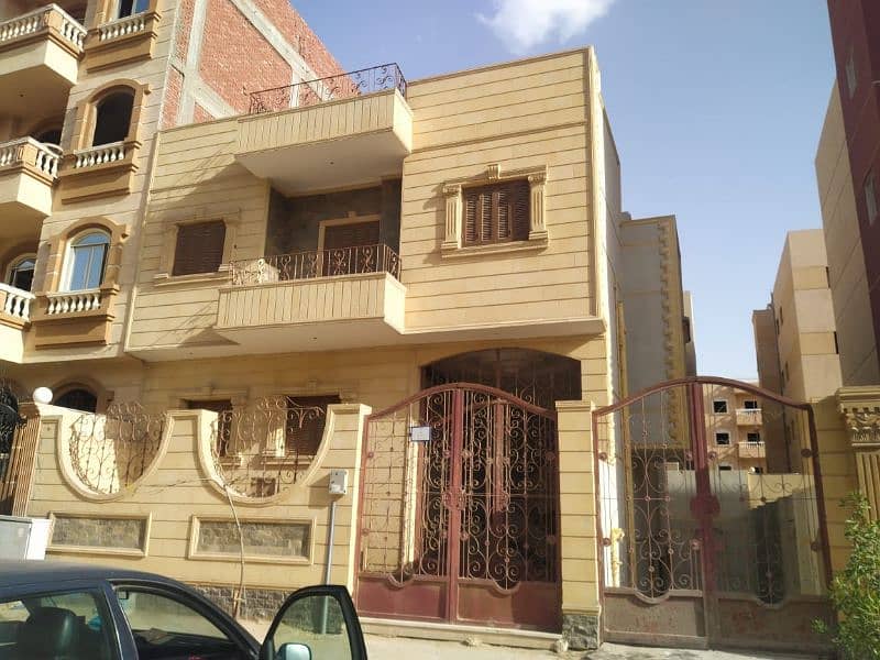 للبيع بالشروق 276م منطقة النوادى مكونة من بدروم أرضى أول نصف تشطيب