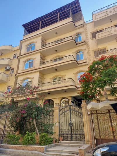 أرض سكنية  للبيع في 6 أكتوبر، الجيزة - عمارة سكنية عائلية للبيع