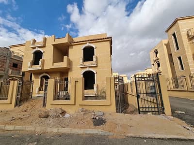 10 Bedroom Villa for Sale in New Cairo, Cairo - فيلا مستقله مساحه كبيره في كمبارند النسور المربع الذهبي في التجمع