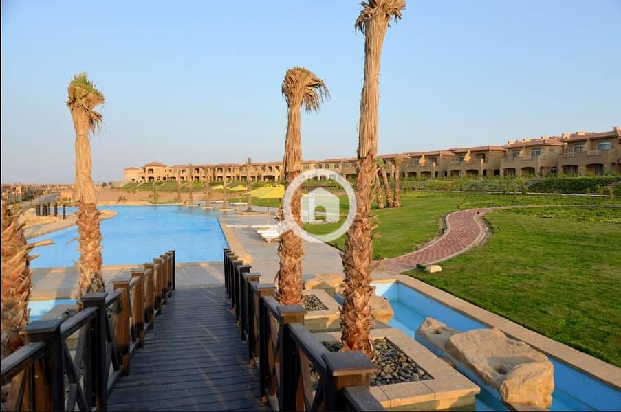 8 مساحات-خضراء-وحمامات-سباحة-بقرية-التلال-السخنة. jpg
