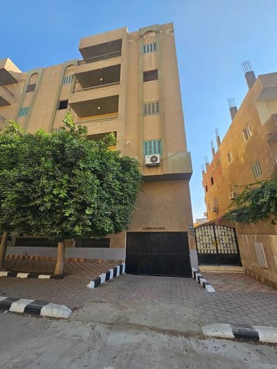 أرض سكنية  للبيع في 6 أكتوبر، الجيزة - عقار كامل للبيع
