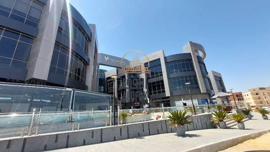 Retail for Rent in New Cairo, Cairo - مطعم للايجار في التجمع الخامس أرضي ٢٥ ألف علي شارع رئيسي