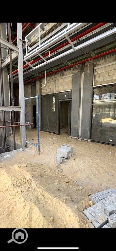 Retail for Sale in New Cairo, Cairo - محل للبيع في التجمع الخامس منطقة خدمات النرجس عمارات